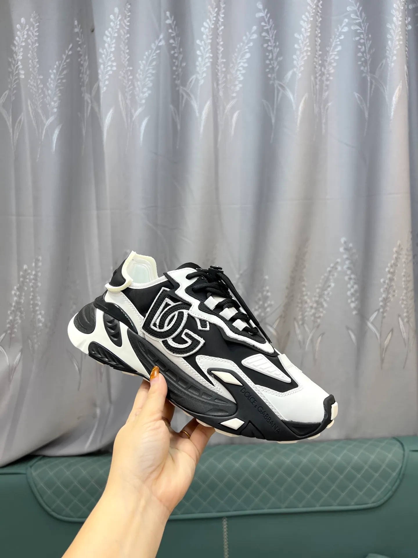Men's shoes 💰580 Dolce&Gabbana D&G's latest casual sneakers. Original purchase, development and production. DG's latest explosion. The tongue has the brand's iconic details. It is fashionable and versatile and can add luster to various looks. Create an exquisite design with unique dynamic vitality and modern atmosphere, showing modern and elegant style. Exquisite packaging at the delivery counter🛍📦 ▪️Fabric: Original customized cowhide, lining: Original customized breathable lining, Size: Men's 38-44 (45 46 customized)